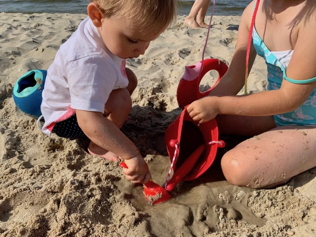 sylikonowe wiaderko na plażę