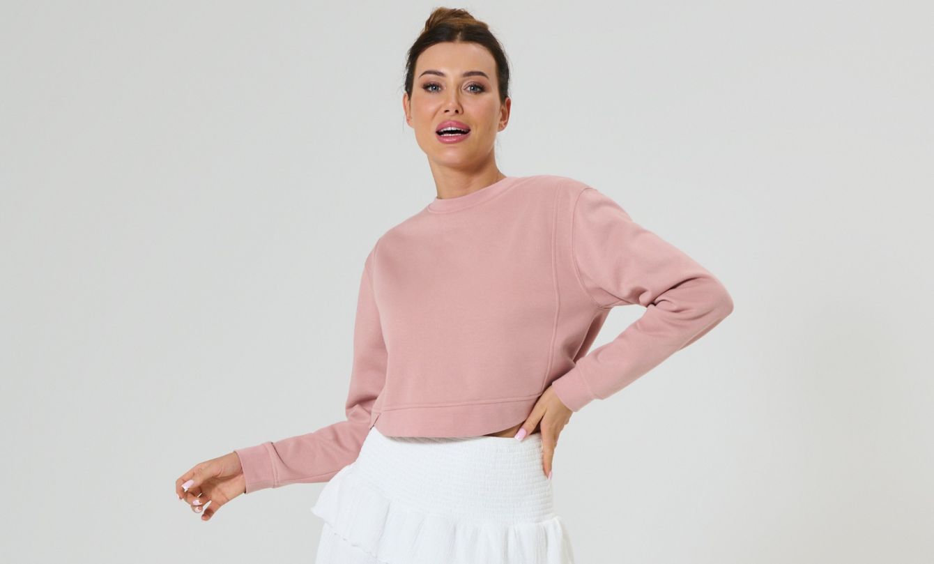 Jak nosić bluzy damskie, aby wyglądać modnie i stylowo?